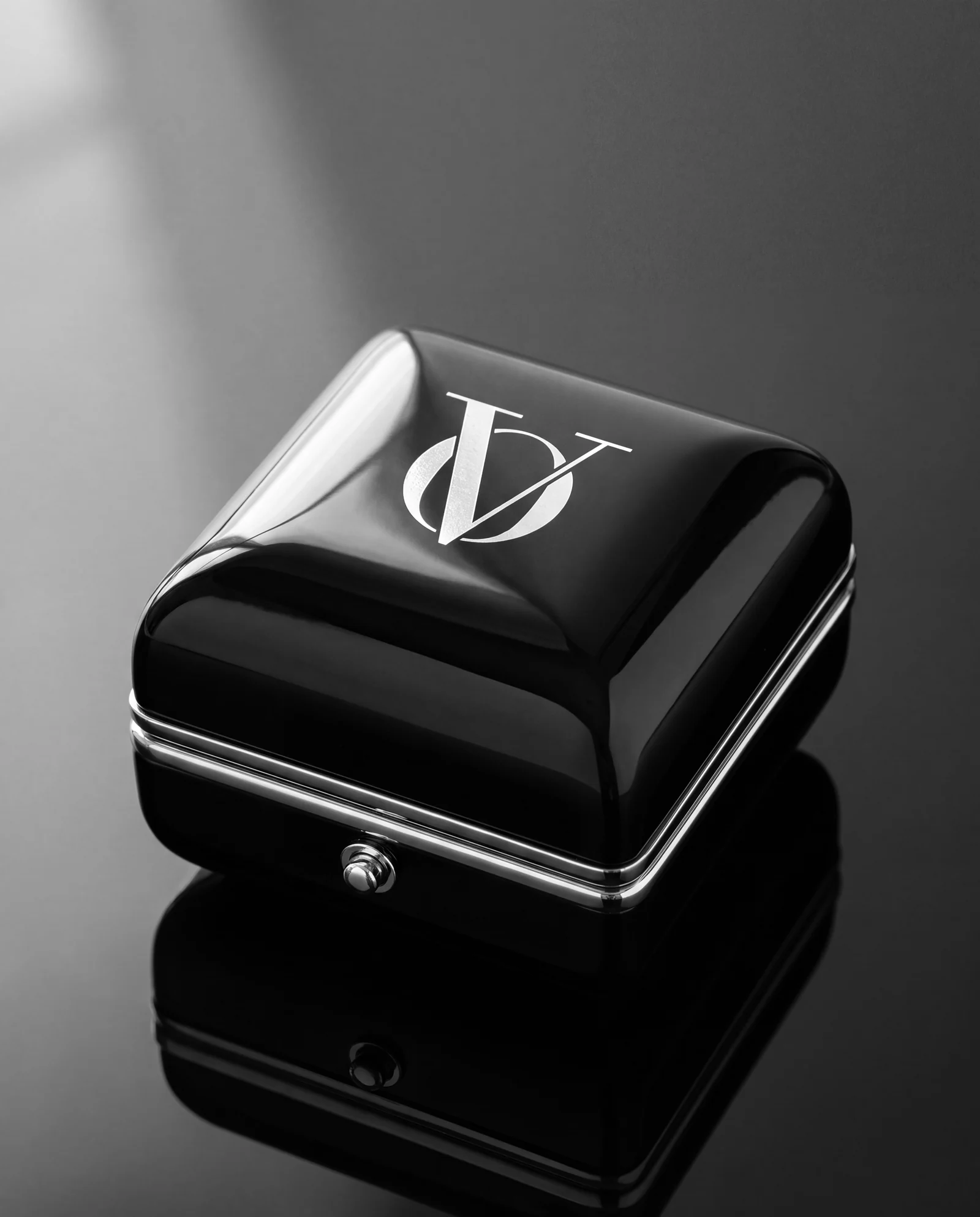 The OVELLE ring box in black lacquer