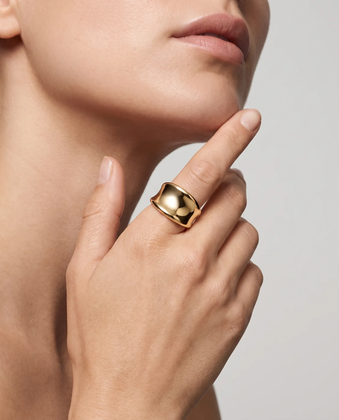 The Onde ring worn