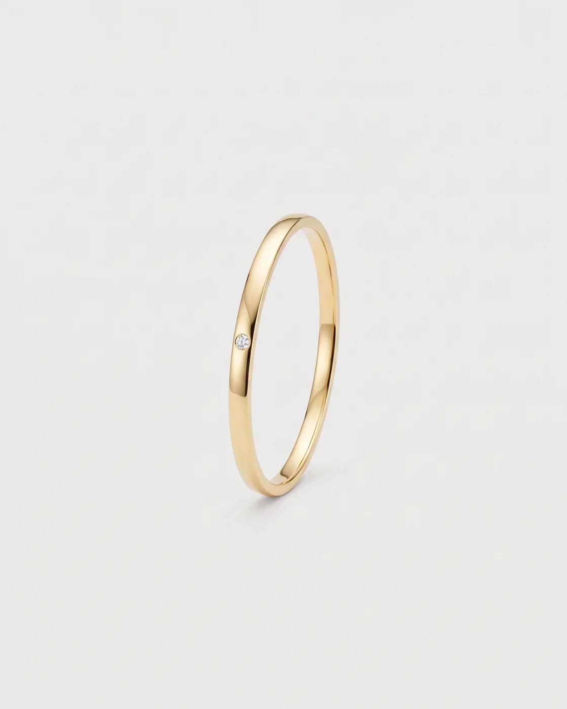 Fil bangle in 18k yellow gold set with one diamond