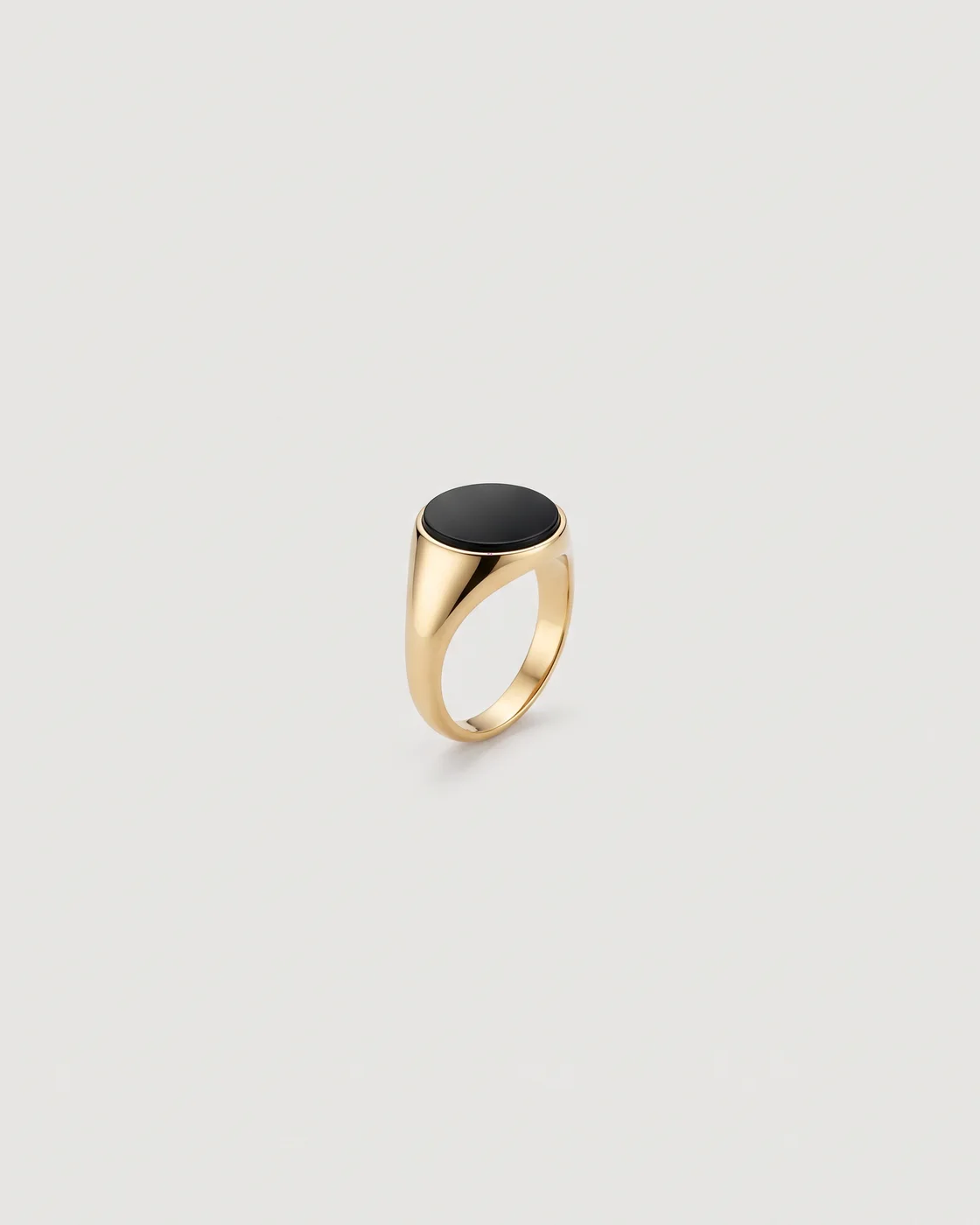 Nuit signet ring in 18k yellow gold with black onyx